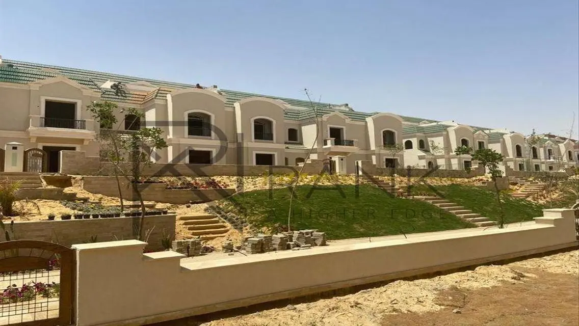 شقةارضي بجنينة نصف تشطيب في لافينير للبيع