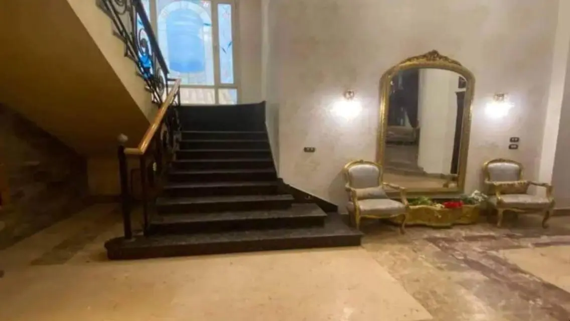 للبيع فيلا فاخرة بحدائق الأهرام - البوابة الأولى 