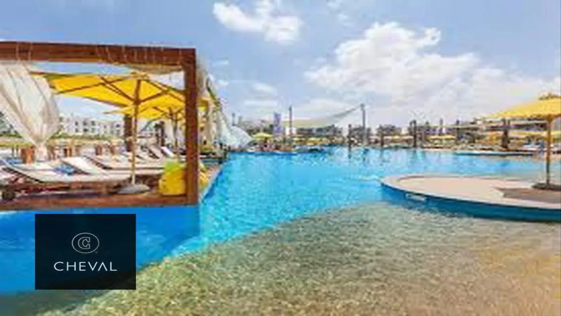 شاليه للبيع متشطب علي البحر بمقدم 900 الف في Amwaj