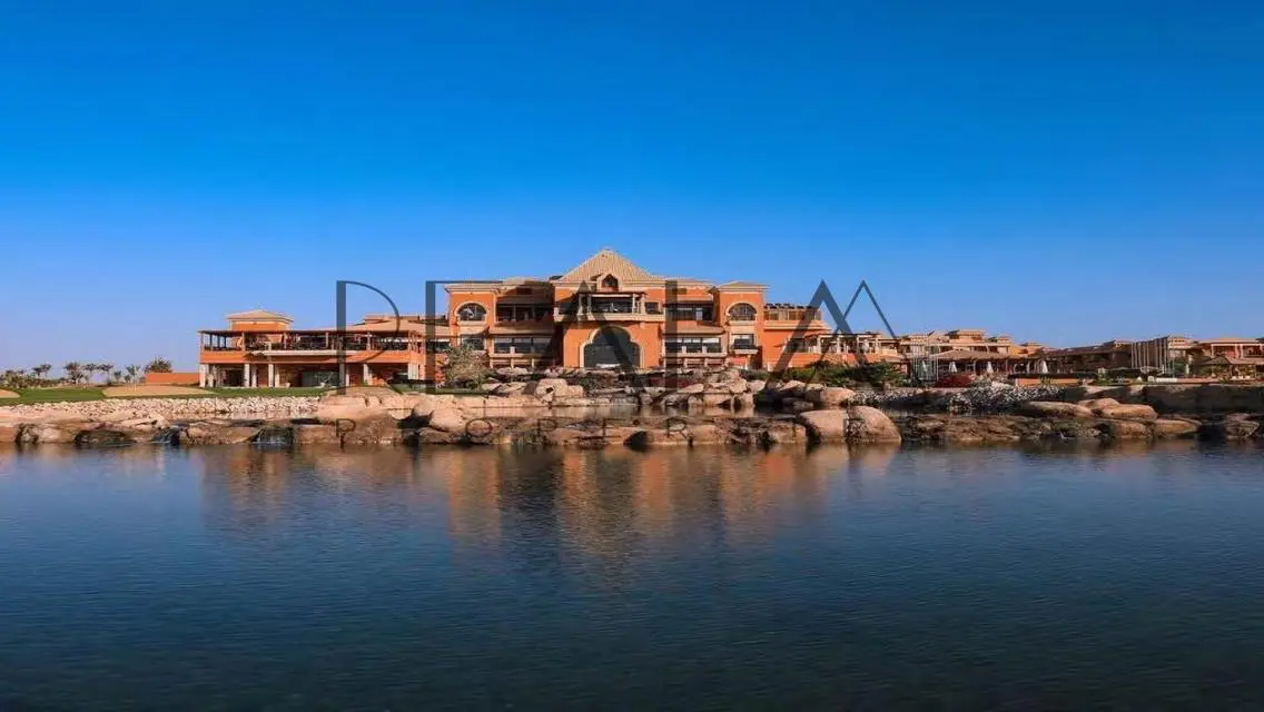 بيت بموقع مميز جدا واطلالة مفتوحة في سوما  باي
