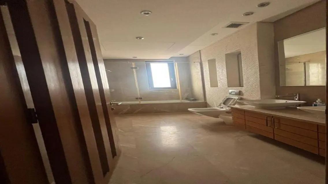 Forty West , 4 rooms , for rent, fully furnished .