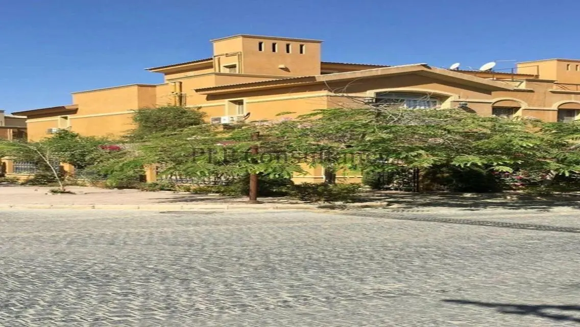 تاون هاوس للبيع فى لاتيرا امام الجامعه الامريكيه