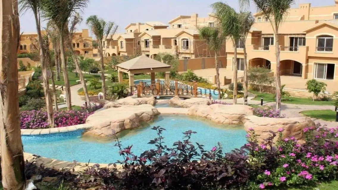 تاون هاوس للبيع فى لاتيرا امام الجامعه الامريكيه