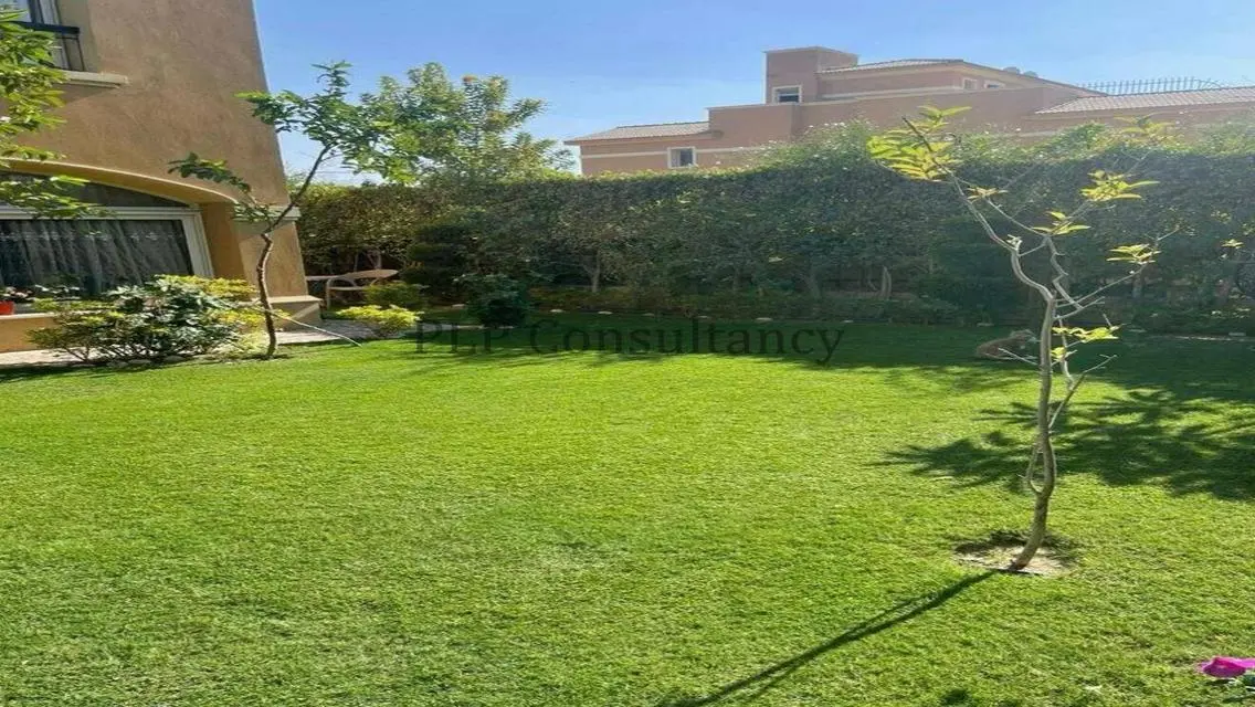 تاون هاوس للبيع فى لاتيرا امام الجامعه الامريكيه