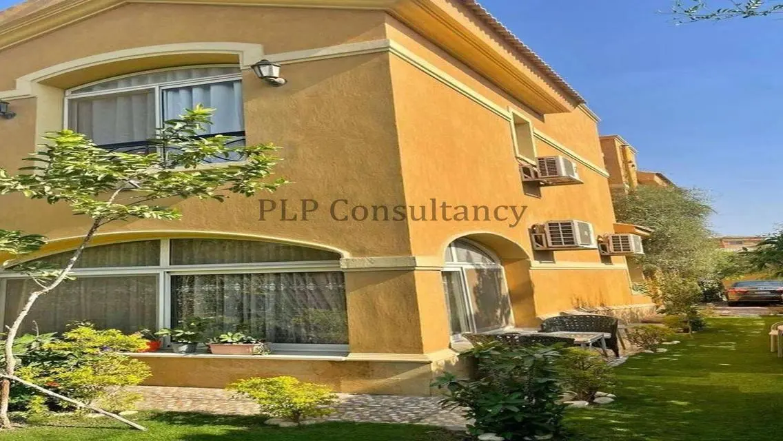 تاون هاوس للبيع فى لاتيرا امام الجامعه الامريكيه
