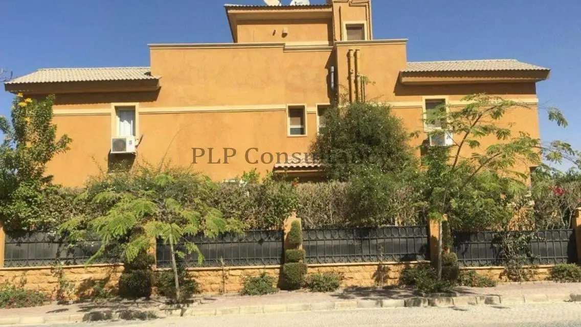 تاون هاوس للبيع فى لاتيرا امام الجامعه الامريكيه