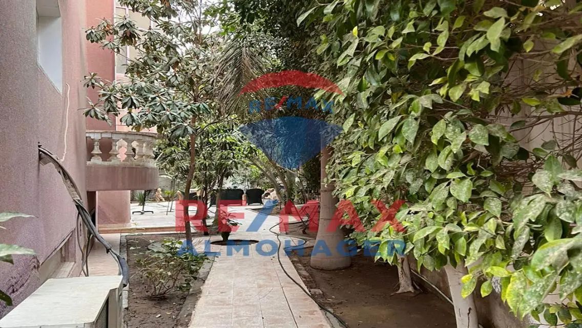 شقة فاخرة في السياحي امام المدرسه الكنديه