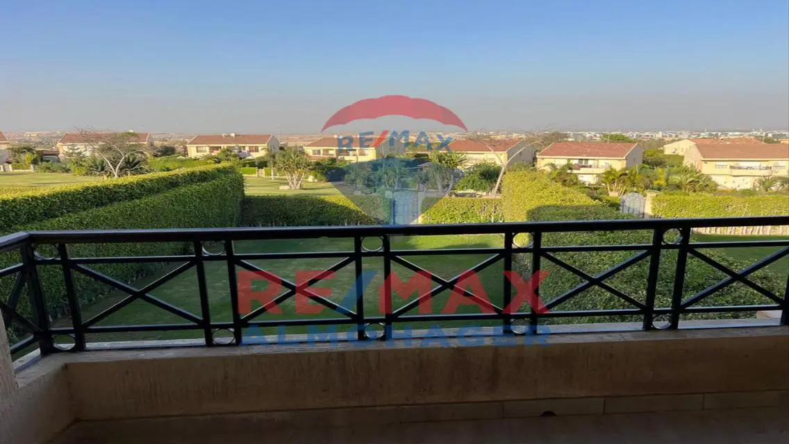 فيلا مفروشه علي الجولف بالأجهزه والتكييفات