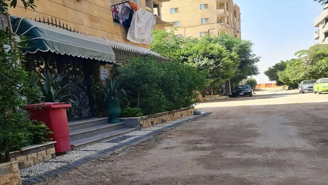للبيع شقة في الطابق الأرضي بحديقه و فرش مودرن