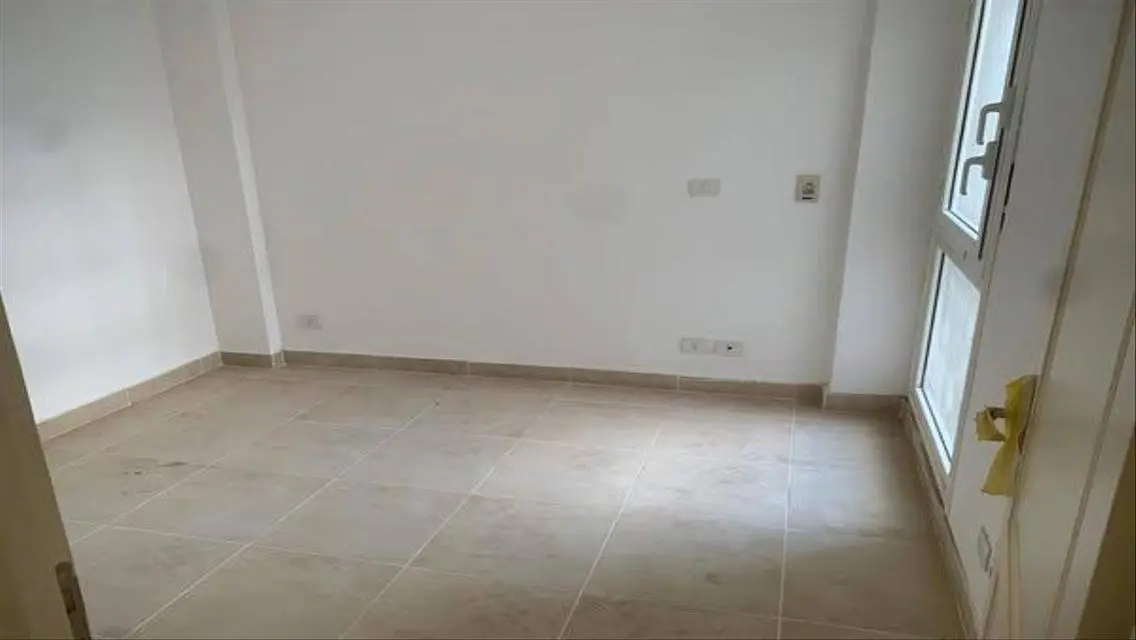 شقة مميزة للايجار بمدينتي b3 موقع مميز فيو خيال ..