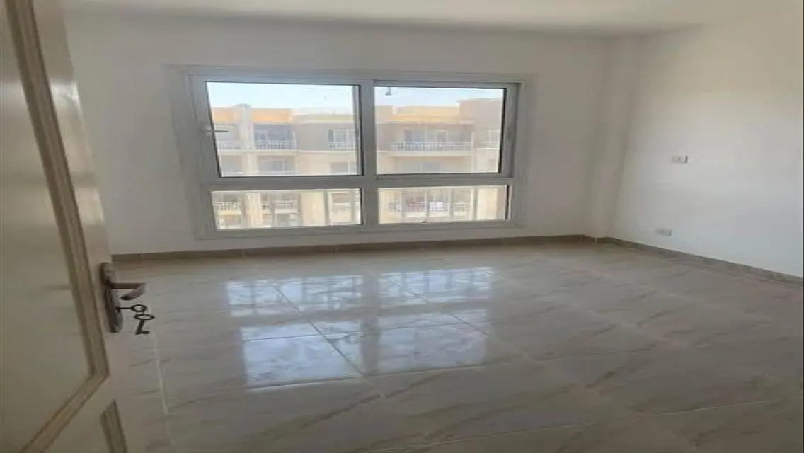 شقة مميزة للايجار بمدينتي b3 موقع مميز فيو خيال ..