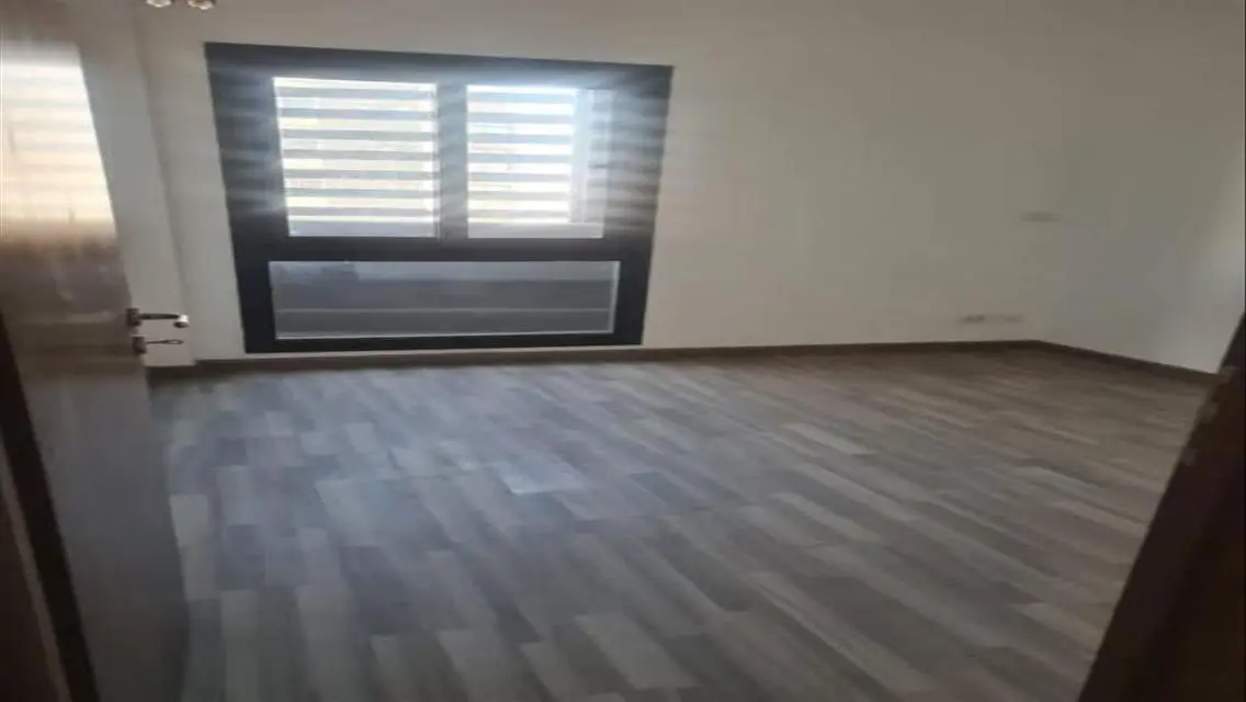 شقة مميزة للايجار بمدينتي b3 موقع مميز فيو خيال ..