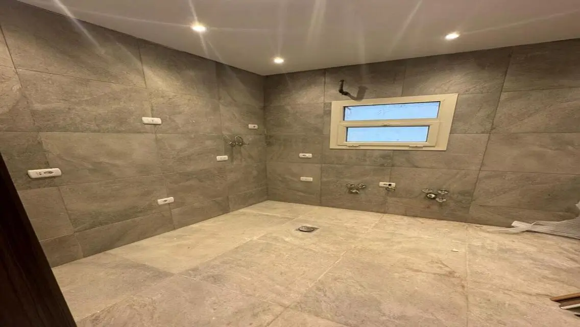 شقه للايجار بالباتيو بالتكيفات