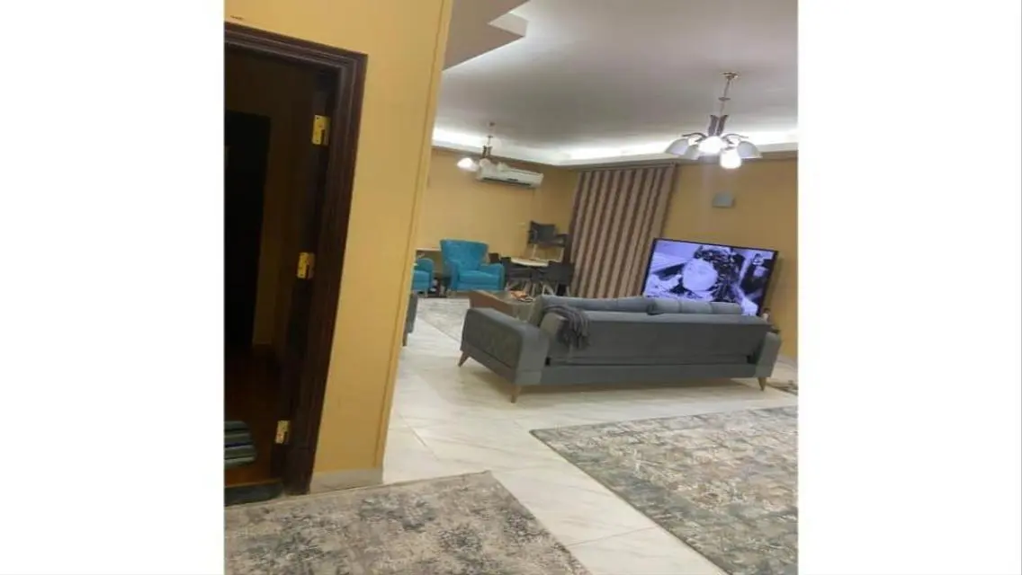 شقه للايجار بالتجمع الخامس امام الجامعه الامريكيه