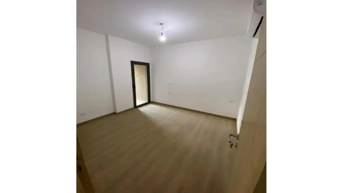 Semi furnished apartment in Fifth Square Compound