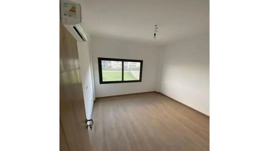 Semi furnished apartment in Fifth Square Compound
