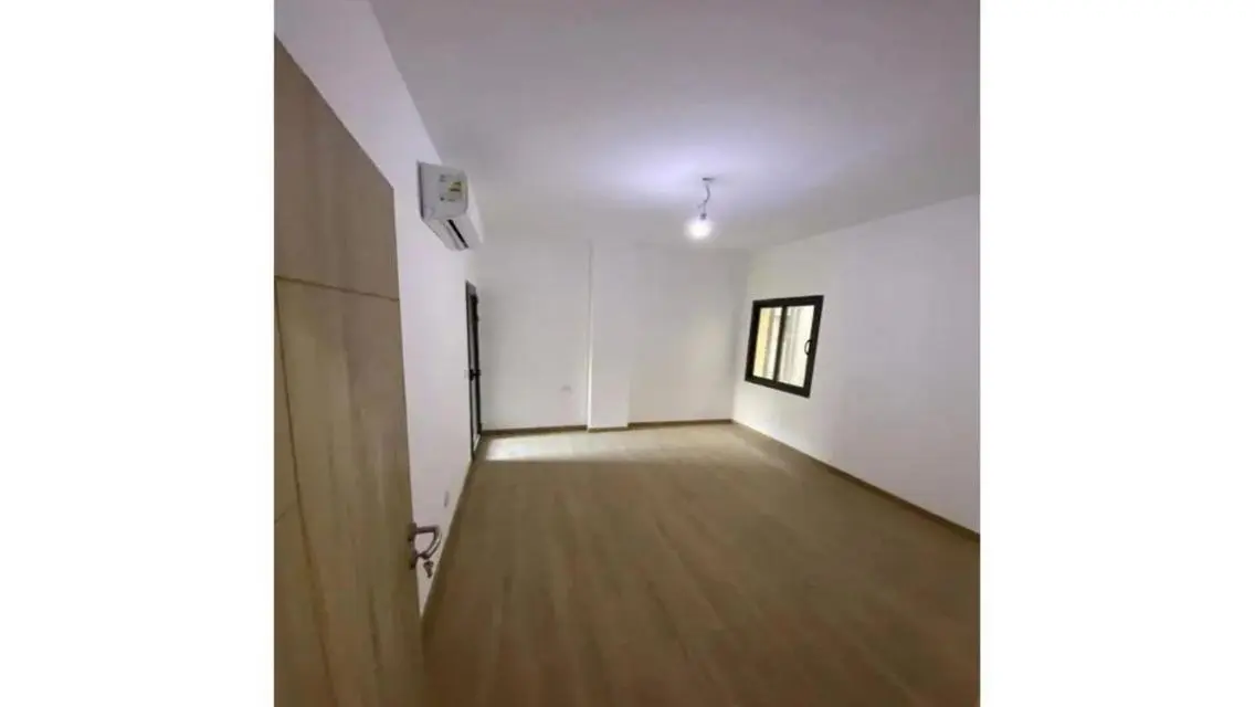 Semi furnished apartment in Fifth Square Compound