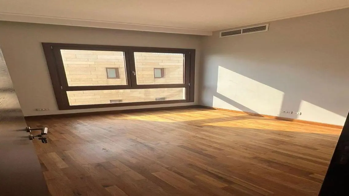 Forty West, 4 rooms , kitchen &amp; ac&#39;s             .