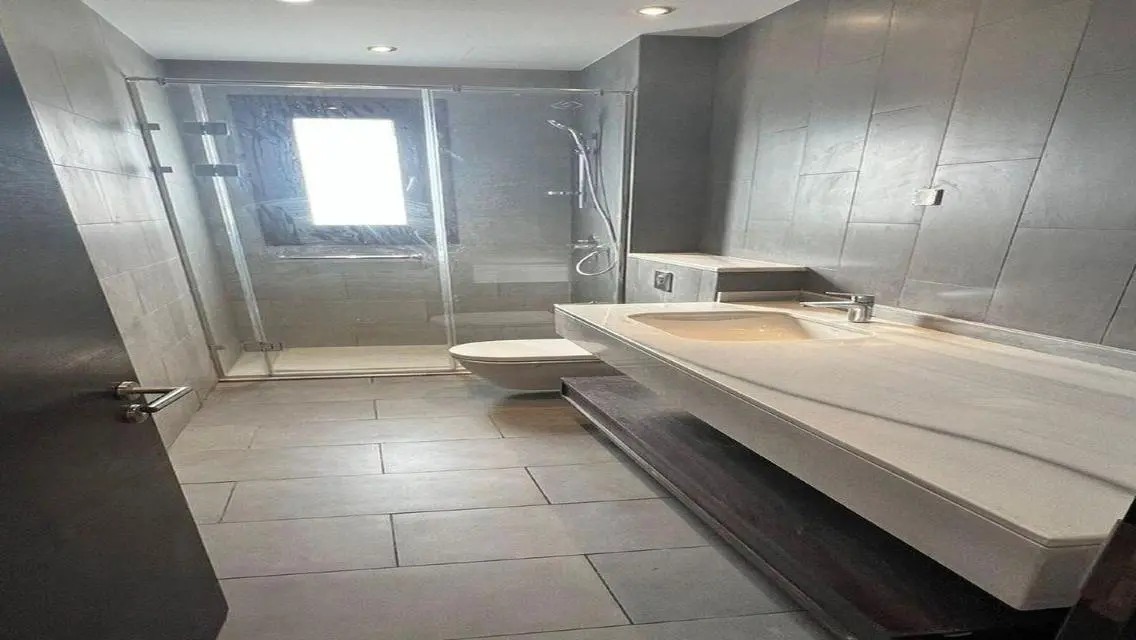 Forty West, 4 rooms , kitchen &amp; ac&#39;s             .
