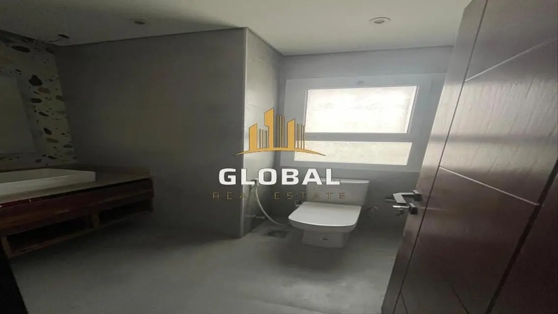 Luxury Apartment in Hyde Park with Central Air Conditioning