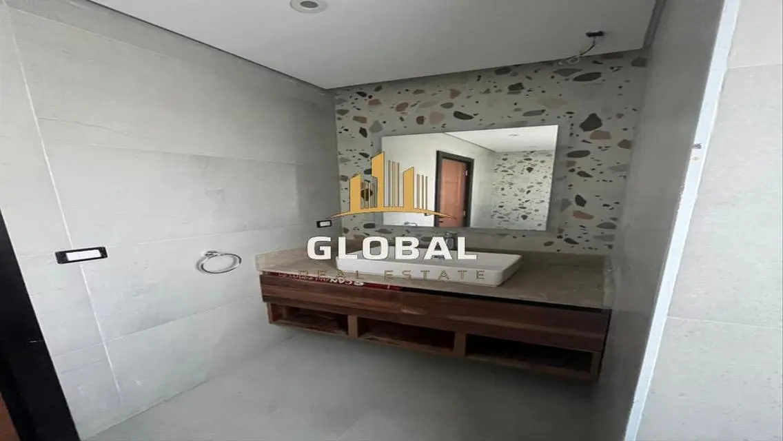 Luxury Apartment in Hyde Park with Central Air Conditioning