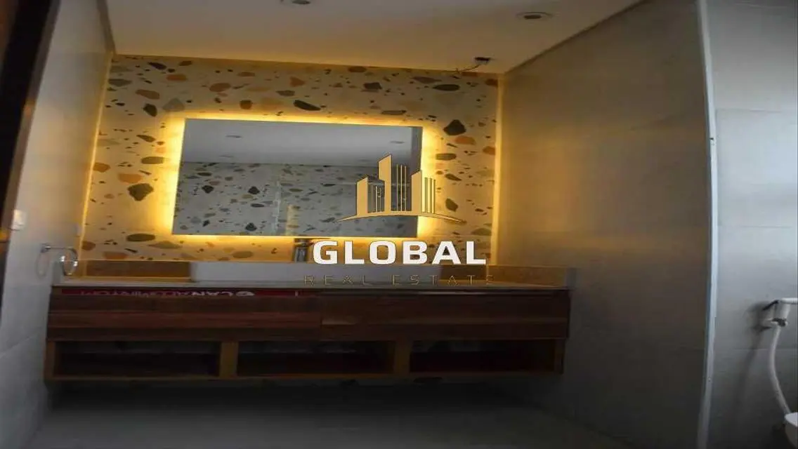 Luxury Apartment in Hyde Park with Central Air Conditioning