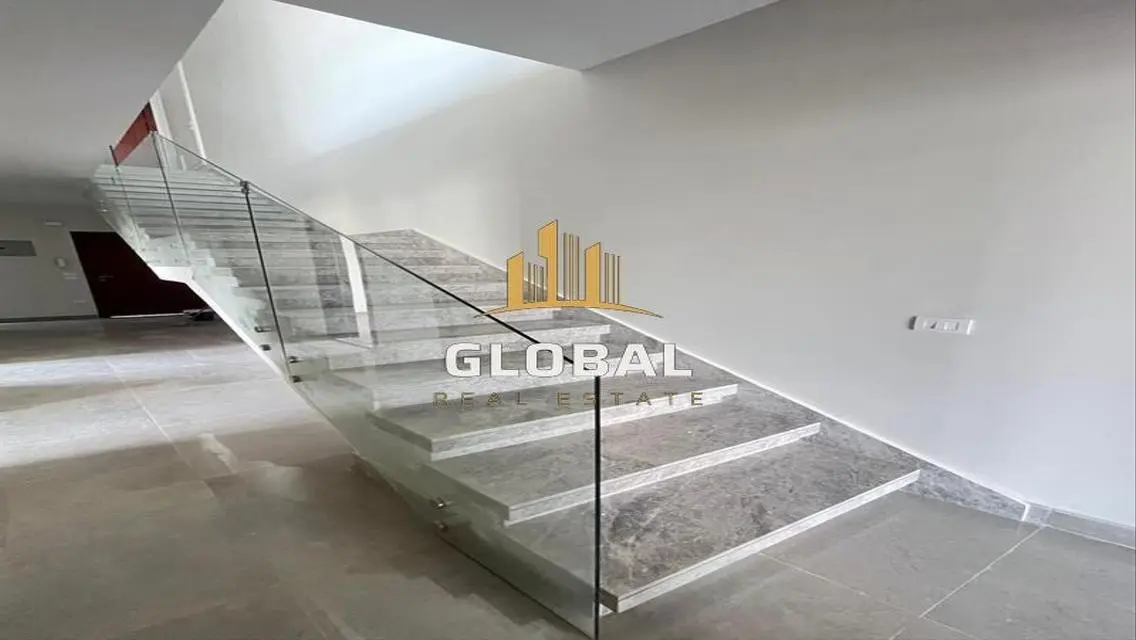 Luxury Apartment in Hyde Park with Central Air Conditioning
