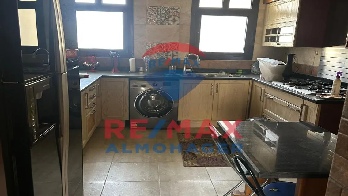 شقة واسعه 257م بالتكييفات بسعر مميز في كازا