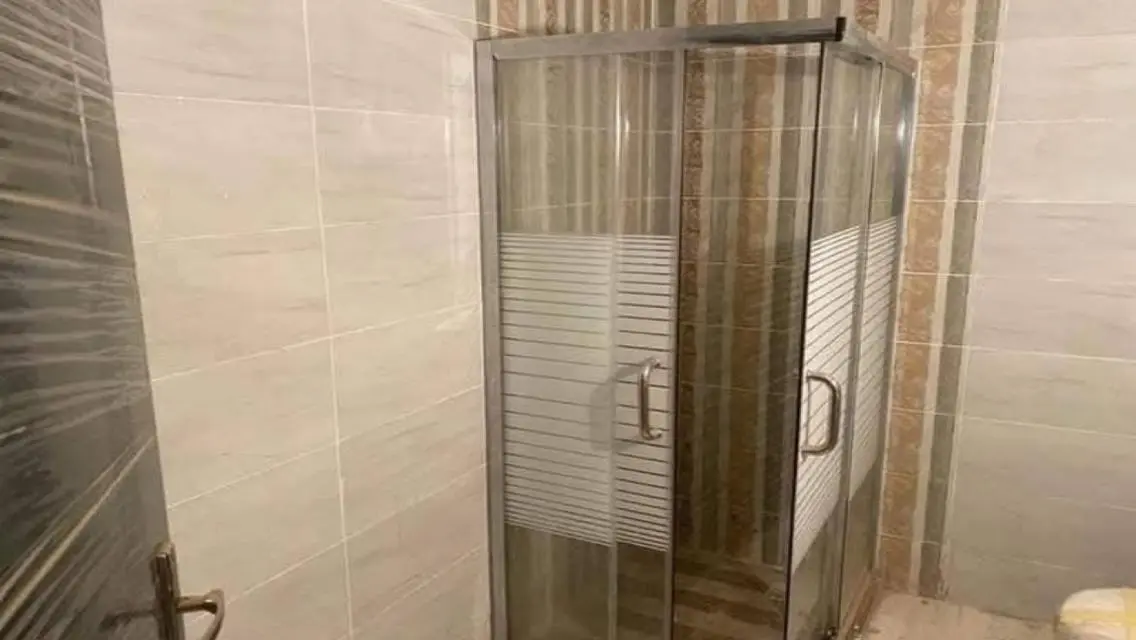 للبيع شقه مميزه جدا جنه زايد 2 دور اول 140 متر 