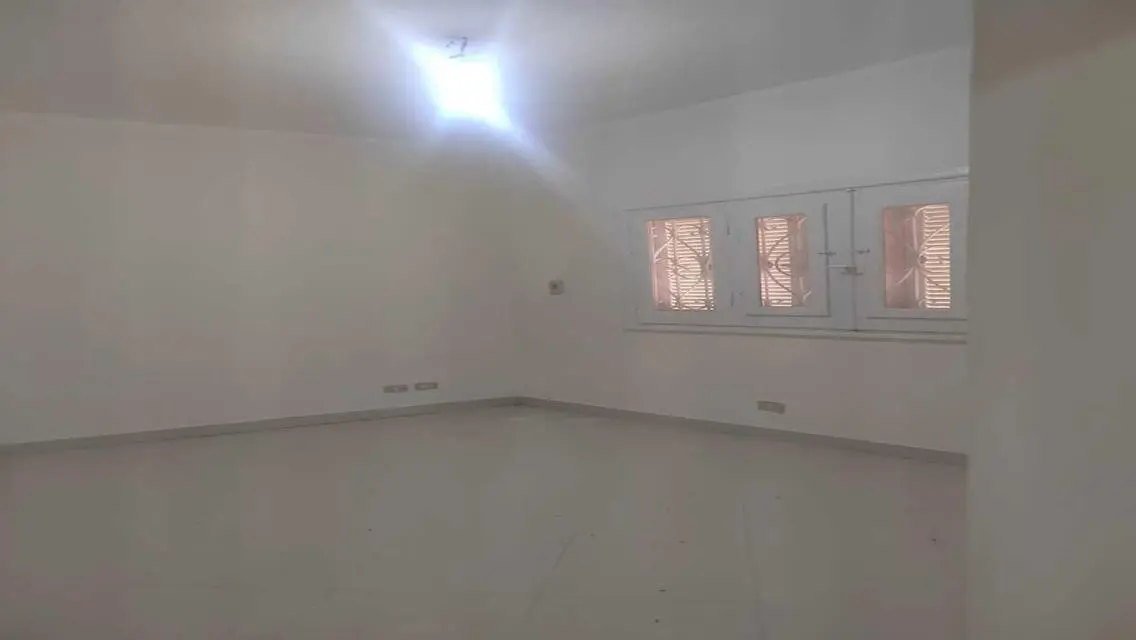 شقة كاملة التشطيب 3 غرف نوم مع حديقة