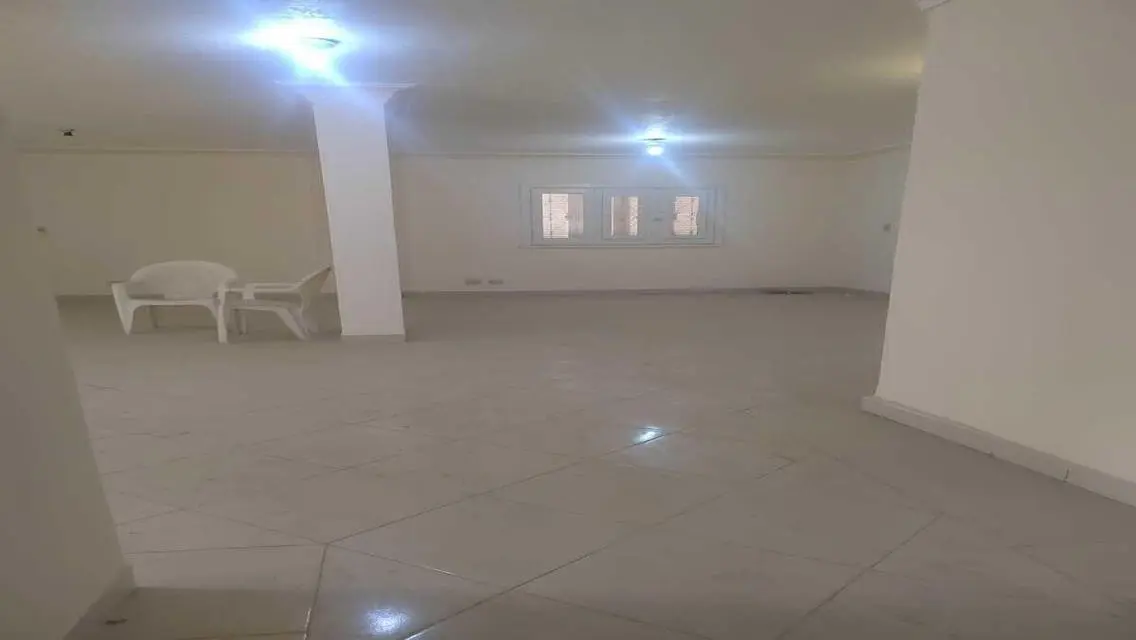 شقة كاملة التشطيب 3 غرف نوم مع حديقة