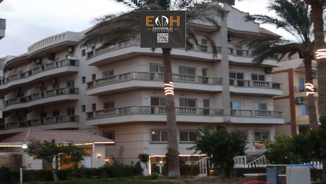 Luxury Apartment Overlooking Lakes in Prime Location