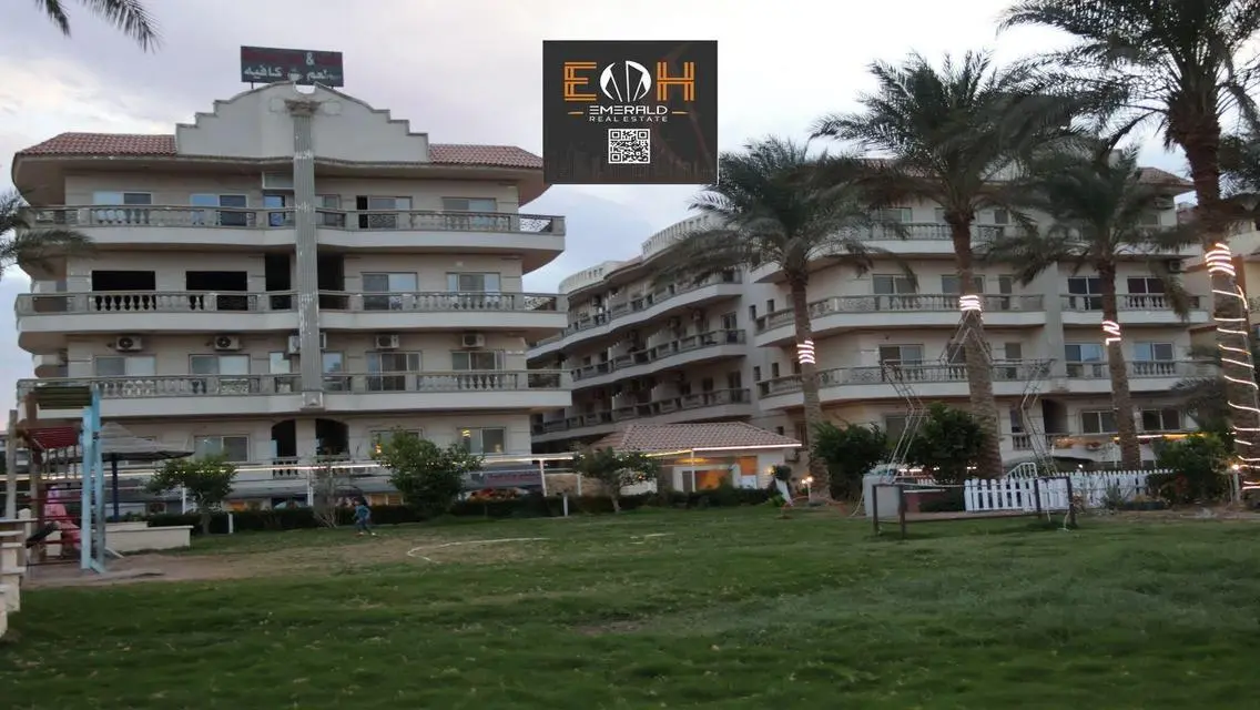 Luxury Apartment Overlooking Lakes in Prime Location