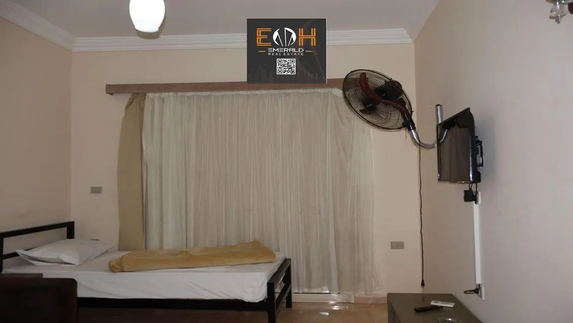Luxury Apartment Overlooking Lakes in Prime Location