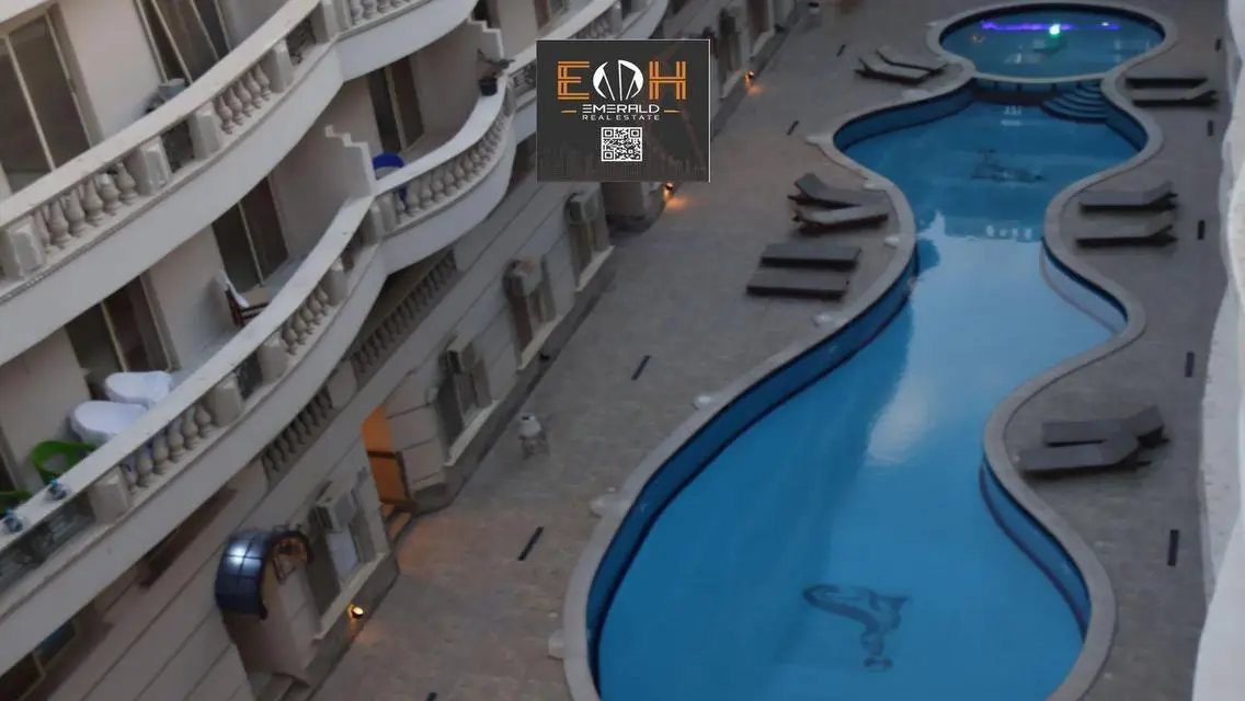 Luxury Apartment Overlooking Lakes in Prime Location