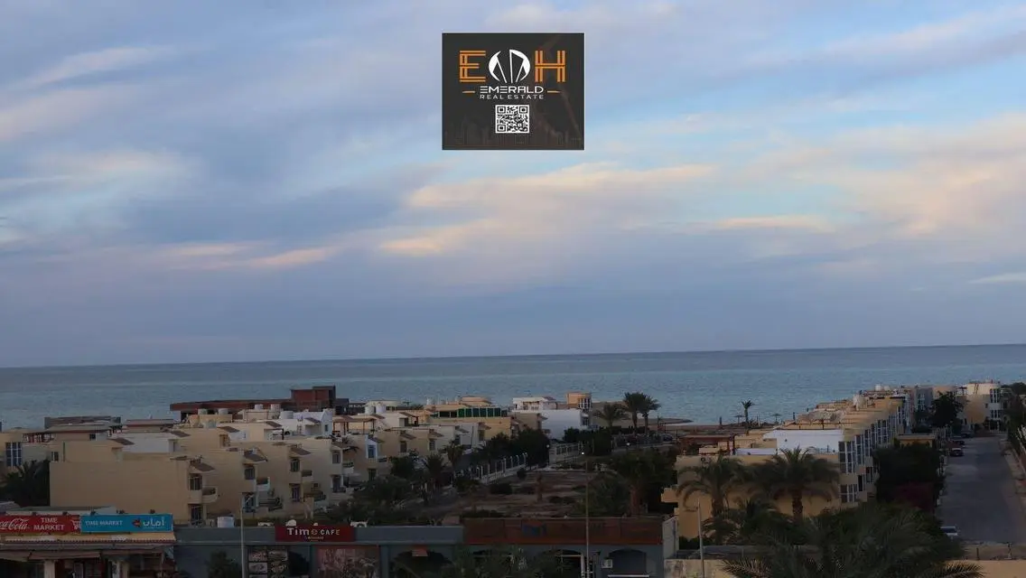Luxury Apartment Overlooking Lakes in Prime Location