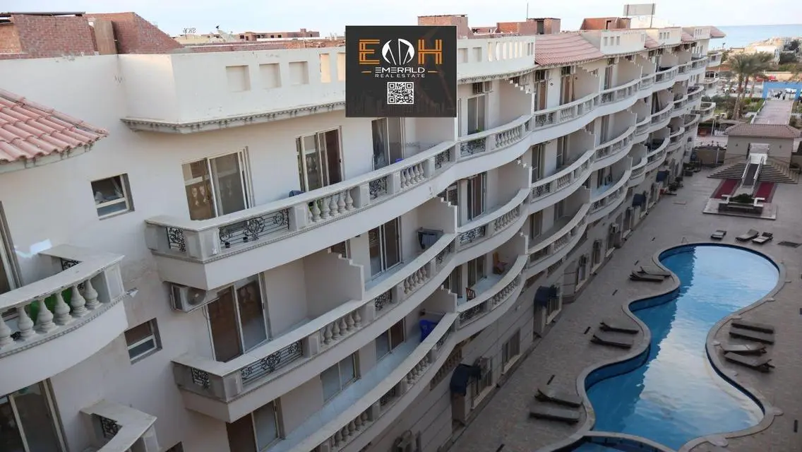 Luxury Apartment Overlooking Lakes in Prime Location