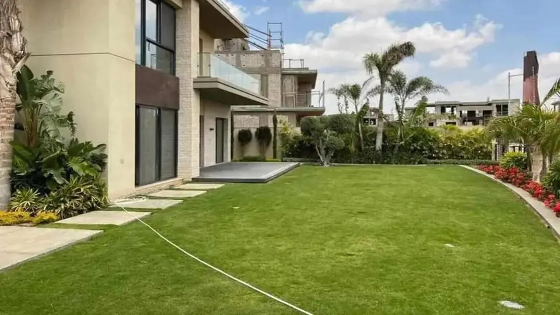 Old Price! Aprt For sale infront of Beverly Hills