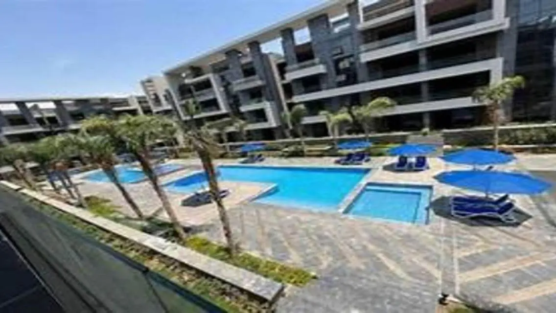 Prime unit overlooking North &amp; South 90 Street!