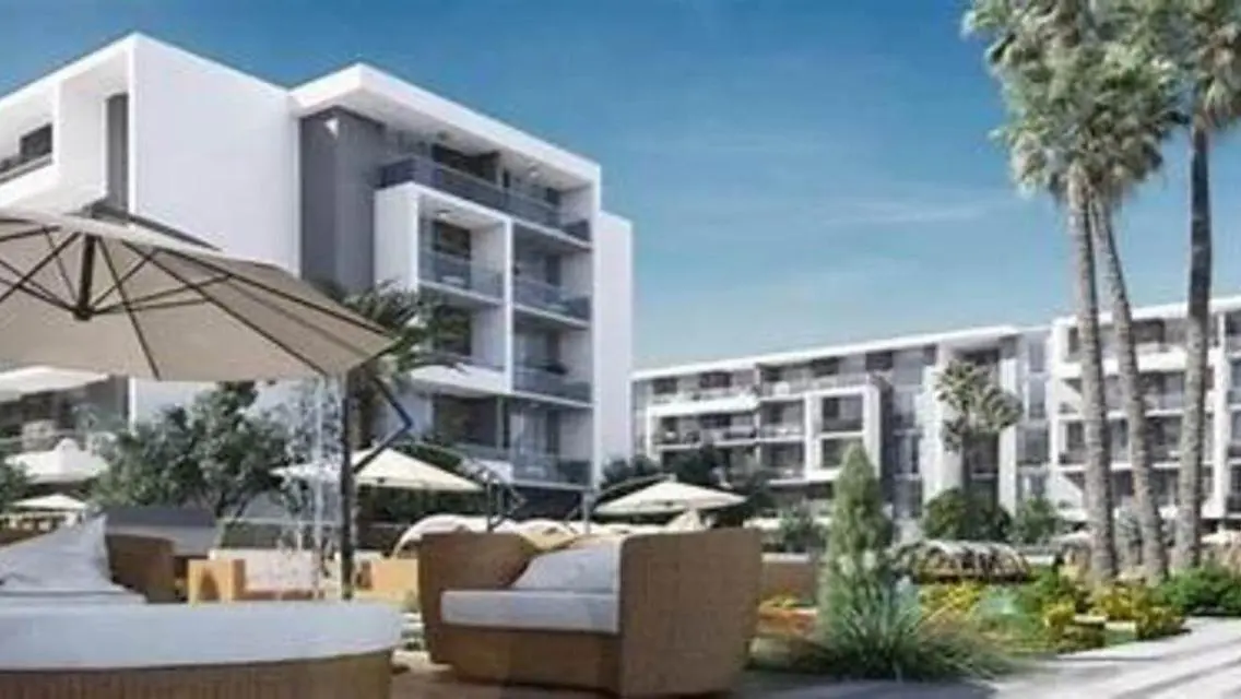 Prime unit overlooking North &amp; South 90 Street!
