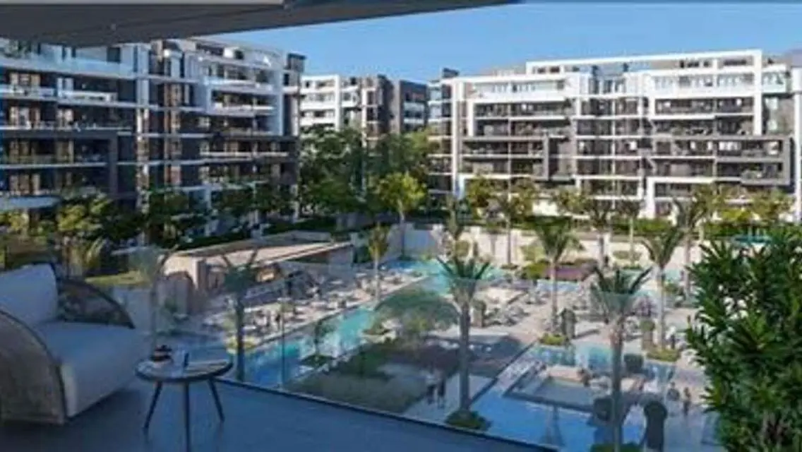 Prime unit overlooking North &amp; South 90 Street!