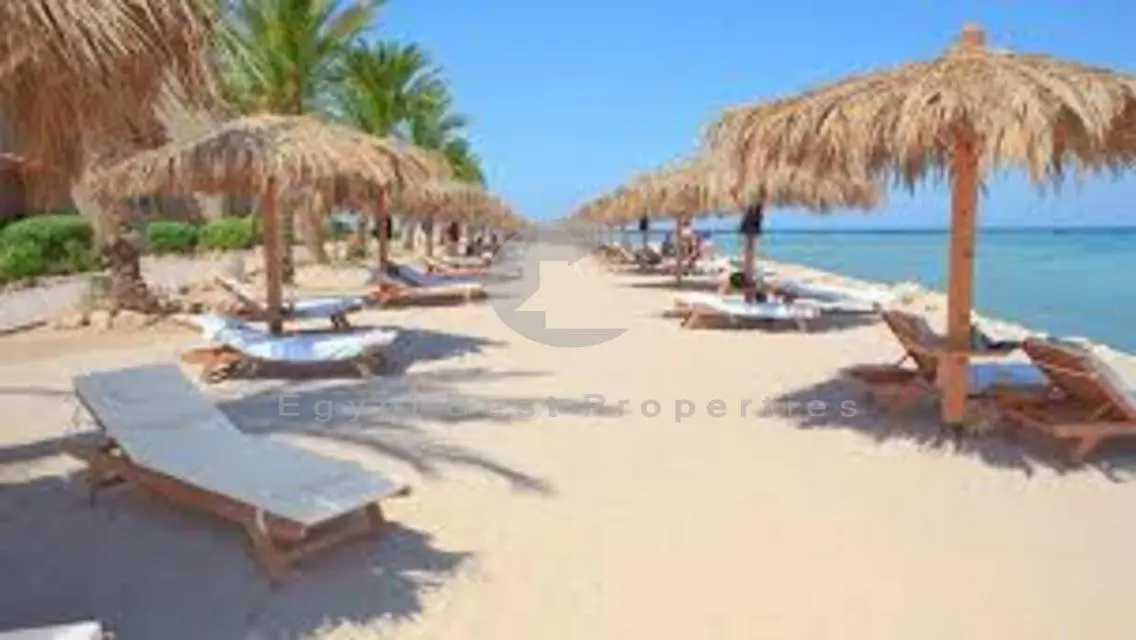 شاليه غرفتين نوم صف أول بالتقسيط على 7 سنوات     .