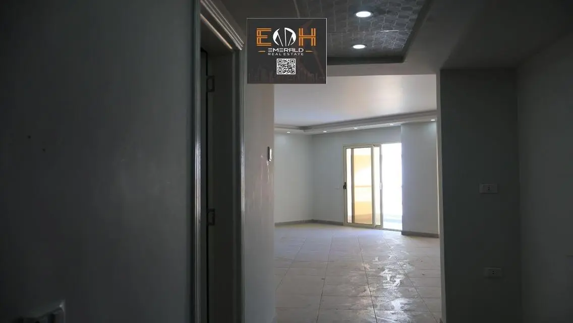 شقة فاخرة للبيع بمساحة واسعة مع مرافق متميزة