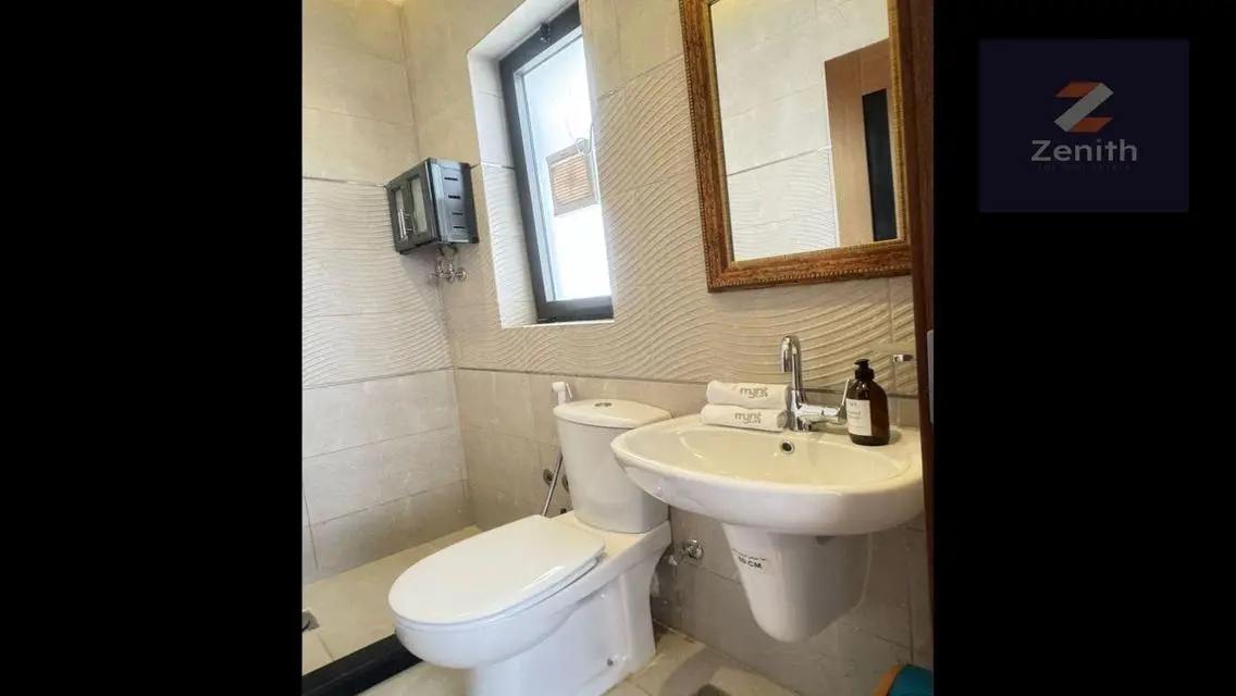 fully furnished apartment is located in Lake View