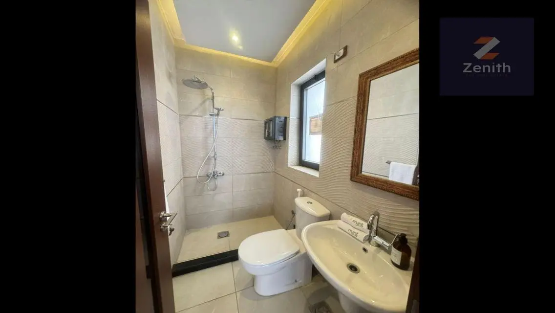 fully furnished apartment is located in Lake View