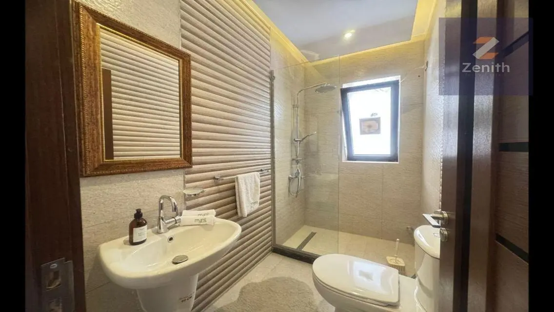 fully furnished apartment is located in Lake View