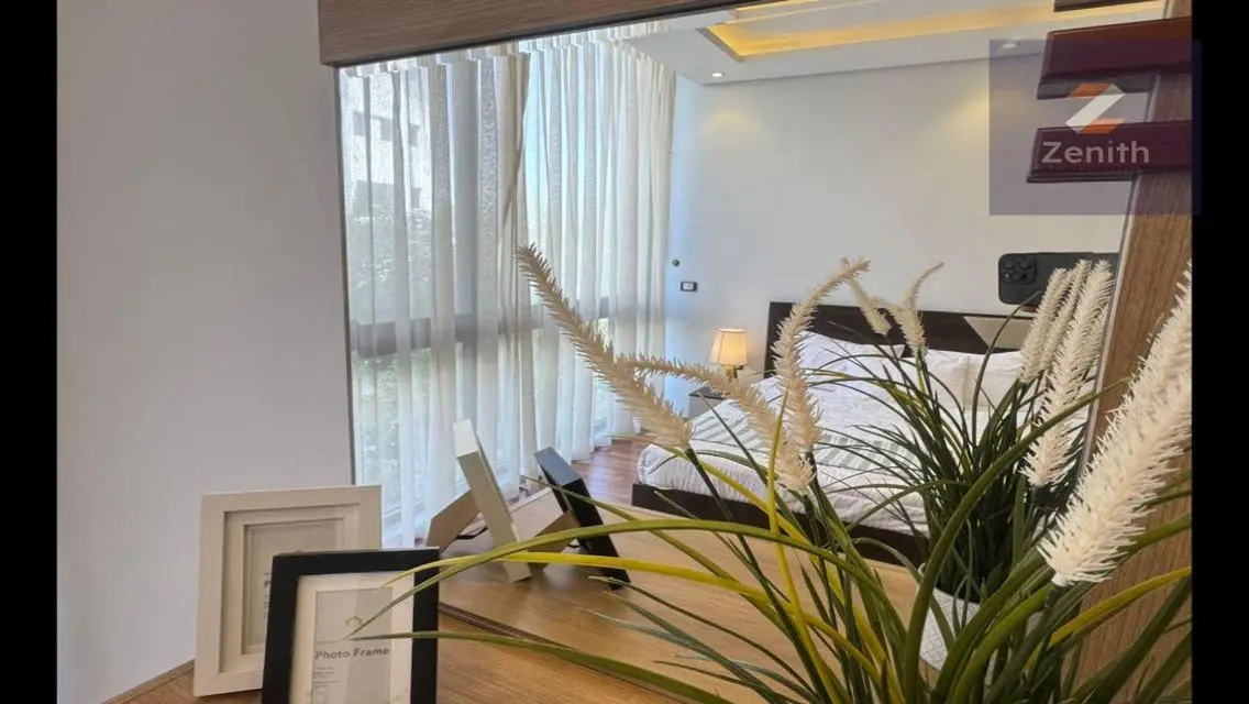 fully furnished apartment is located in Lake View