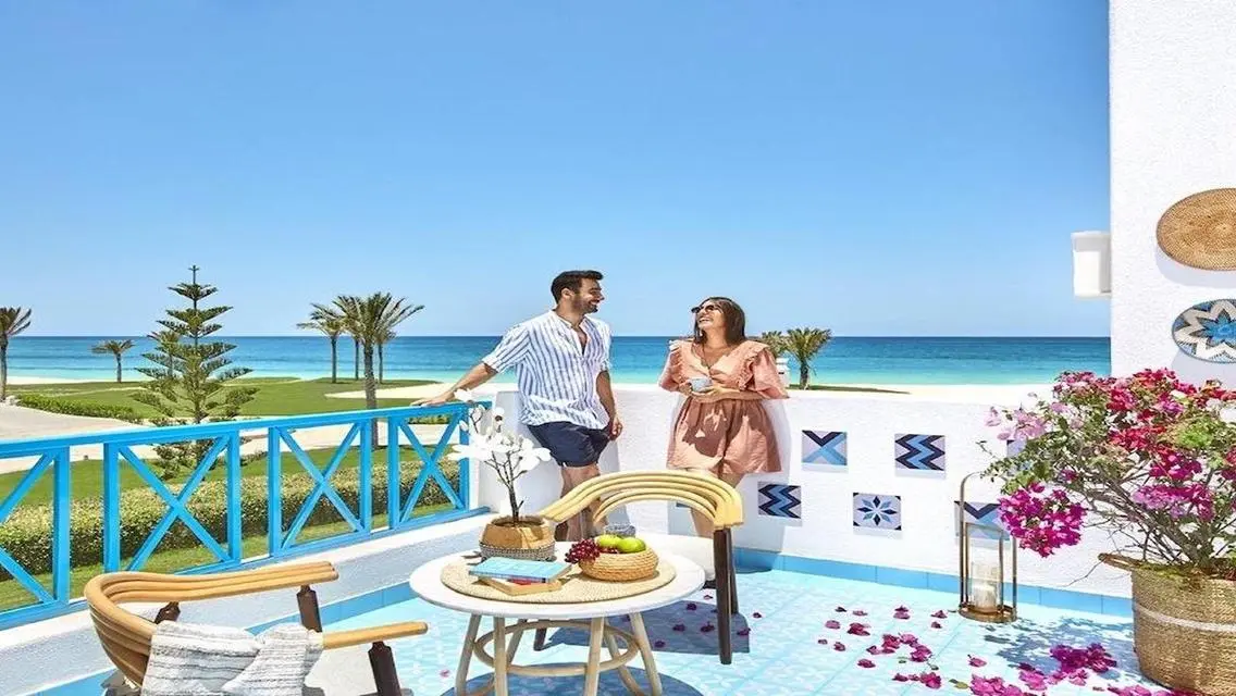 شاليه برووف متشطب ومفروش فيو للبحر مجهز بالكامل
