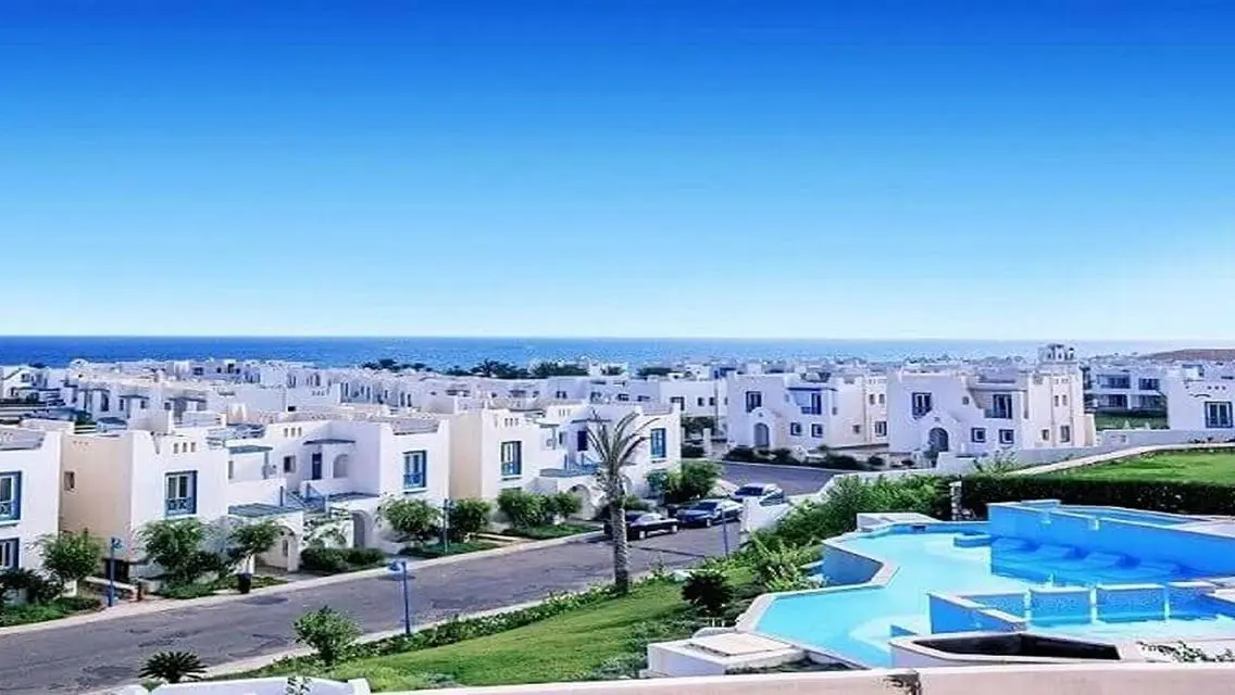 شاليه برووف متشطب ومفروش فيو للبحر مجهز بالكامل