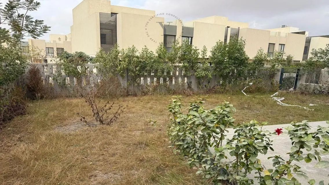 townhouse middle ready to move Al Burouj 295sqm